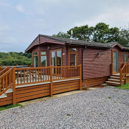 Beautiful Willow Lodge 67-4-6 Persons-Private Hot Tub-Pet Friendly-Tranquil Holiday Away From It All Yet Not Far To St Austell-The Holiday Home Has Two Bedrooms, Living & Dining Area, Equipped Kitchen -Decking-Al Fresco Dining-Fishing Lakes-Pet Frien Grampound Luaran gambar