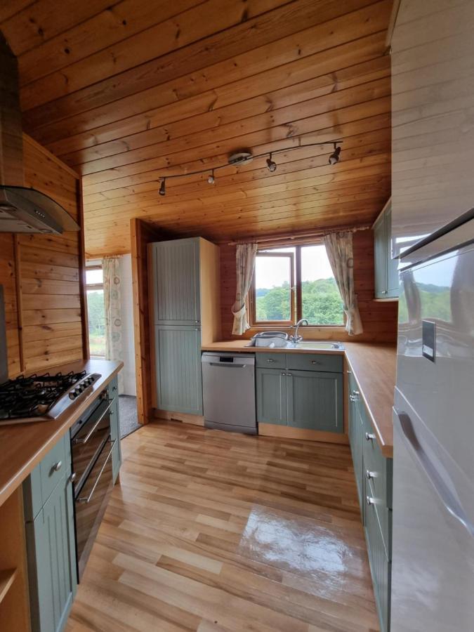 Beautiful Willow Lodge 67-4-6 Persons-Private Hot Tub-Pet Friendly-Tranquil Holiday Away From It All Yet Not Far To St Austell-The Holiday Home Has Two Bedrooms, Living & Dining Area, Equipped Kitchen -Decking-Al Fresco Dining-Fishing Lakes-Pet Frien Grampound Luaran gambar