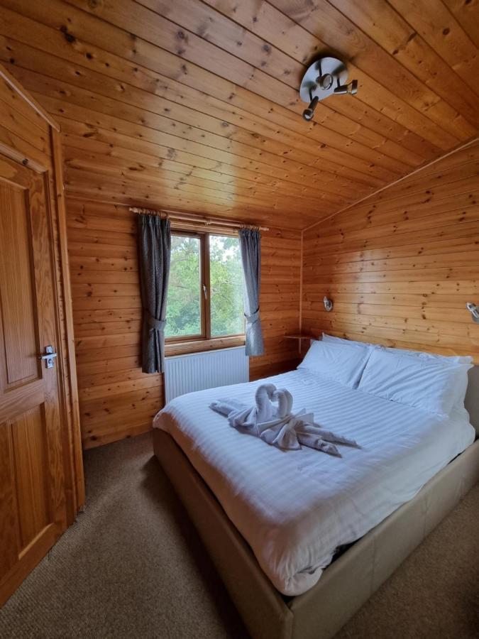 Beautiful Willow Lodge 67-4-6 Persons-Private Hot Tub-Pet Friendly-Tranquil Holiday Away From It All Yet Not Far To St Austell-The Holiday Home Has Two Bedrooms, Living & Dining Area, Equipped Kitchen -Decking-Al Fresco Dining-Fishing Lakes-Pet Frien Grampound Luaran gambar