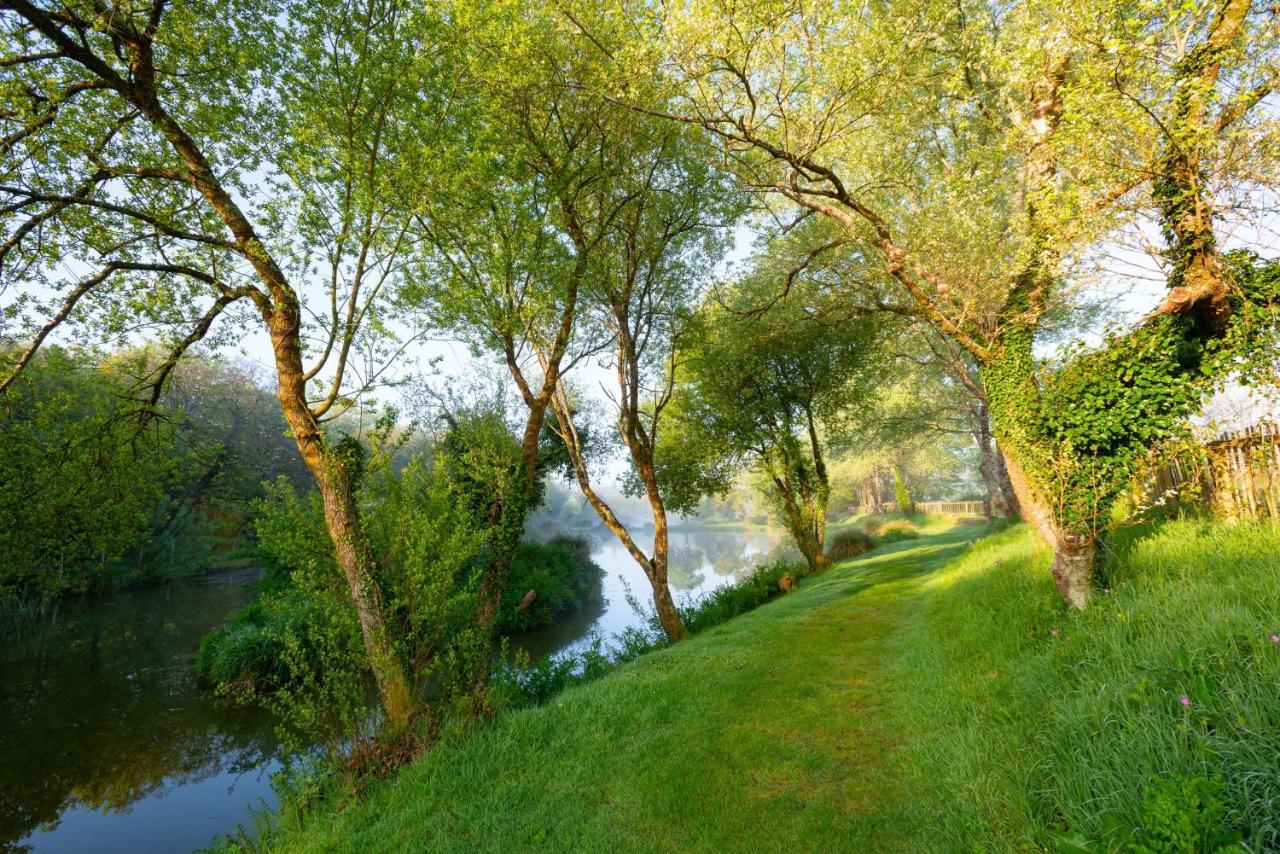 Beautiful Willow Lodge 67-4-6 Persons-Private Hot Tub-Pet Friendly-Tranquil Holiday Away From It All Yet Not Far To St Austell-The Holiday Home Has Two Bedrooms, Living & Dining Area, Equipped Kitchen -Decking-Al Fresco Dining-Fishing Lakes-Pet Frien Grampound Luaran gambar