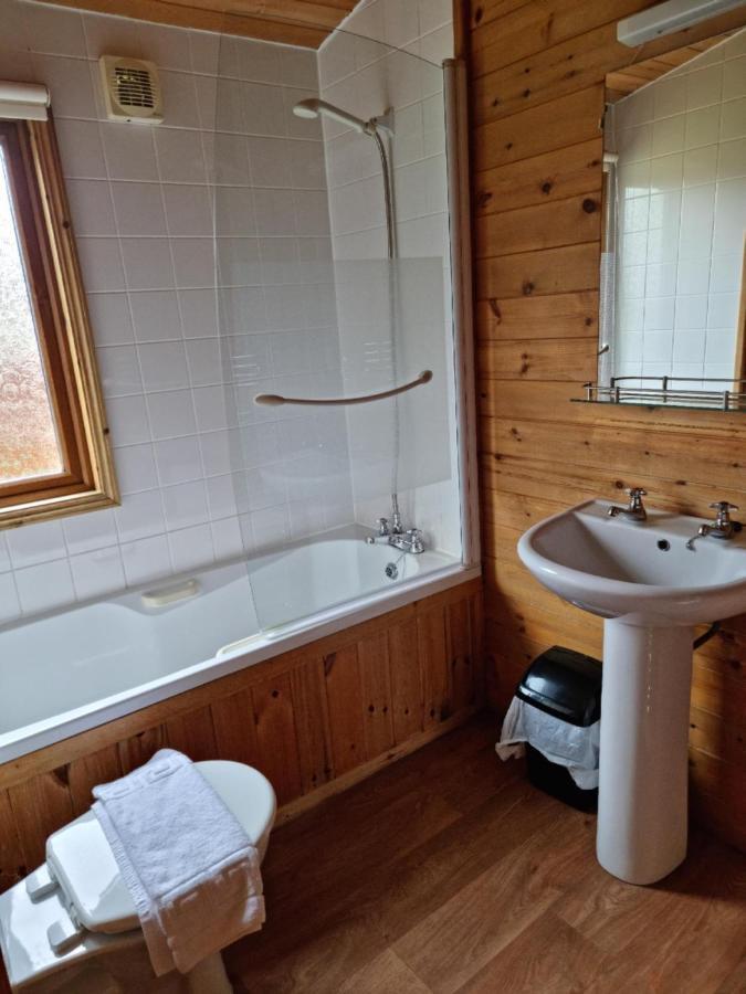 Beautiful Willow Lodge 67-4-6 Persons-Private Hot Tub-Pet Friendly-Tranquil Holiday Away From It All Yet Not Far To St Austell-The Holiday Home Has Two Bedrooms, Living & Dining Area, Equipped Kitchen -Decking-Al Fresco Dining-Fishing Lakes-Pet Frien Grampound Luaran gambar