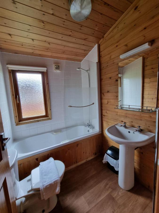 Beautiful Willow Lodge 67-4-6 Persons-Private Hot Tub-Pet Friendly-Tranquil Holiday Away From It All Yet Not Far To St Austell-The Holiday Home Has Two Bedrooms, Living & Dining Area, Equipped Kitchen -Decking-Al Fresco Dining-Fishing Lakes-Pet Frien Grampound Luaran gambar