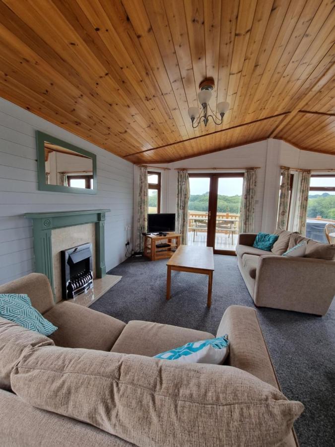 Beautiful Willow Lodge 67-4-6 Persons-Private Hot Tub-Pet Friendly-Tranquil Holiday Away From It All Yet Not Far To St Austell-The Holiday Home Has Two Bedrooms, Living & Dining Area, Equipped Kitchen -Decking-Al Fresco Dining-Fishing Lakes-Pet Frien Grampound Luaran gambar