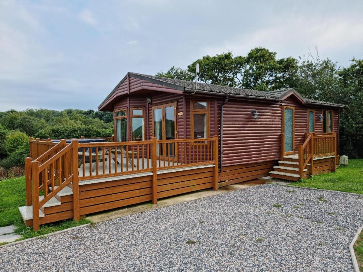 Beautiful Willow Lodge 67-4-6 Persons-Private Hot Tub-Pet Friendly-Tranquil Holiday Away From It All Yet Not Far To St Austell-The Holiday Home Has Two Bedrooms, Living & Dining Area, Equipped Kitchen -Decking-Al Fresco Dining-Fishing Lakes-Pet Frien Grampound Luaran gambar