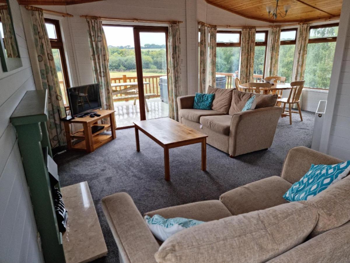Beautiful Willow Lodge 67-4-6 Persons-Private Hot Tub-Pet Friendly-Tranquil Holiday Away From It All Yet Not Far To St Austell-The Holiday Home Has Two Bedrooms, Living & Dining Area, Equipped Kitchen -Decking-Al Fresco Dining-Fishing Lakes-Pet Frien Grampound Luaran gambar