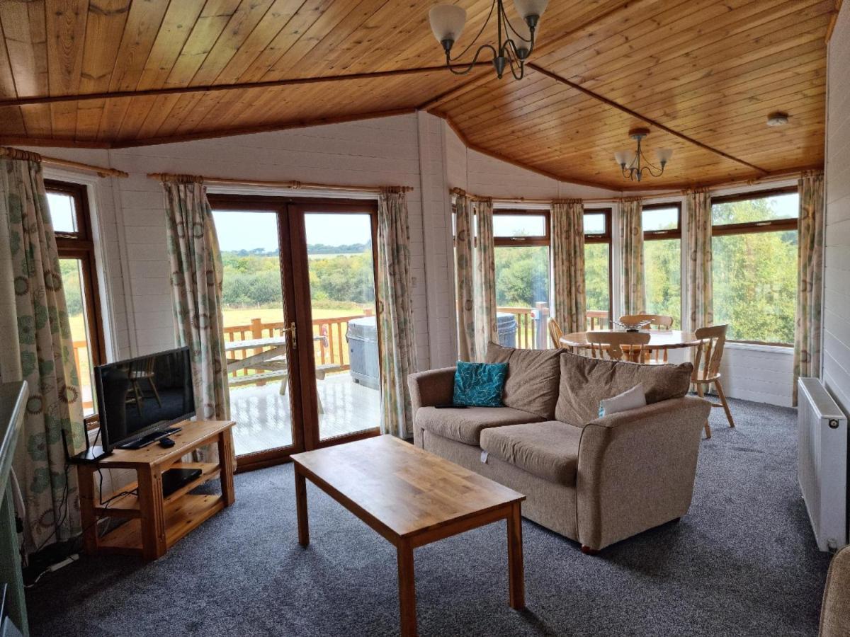 Beautiful Willow Lodge 67-4-6 Persons-Private Hot Tub-Pet Friendly-Tranquil Holiday Away From It All Yet Not Far To St Austell-The Holiday Home Has Two Bedrooms, Living & Dining Area, Equipped Kitchen -Decking-Al Fresco Dining-Fishing Lakes-Pet Frien Grampound Luaran gambar