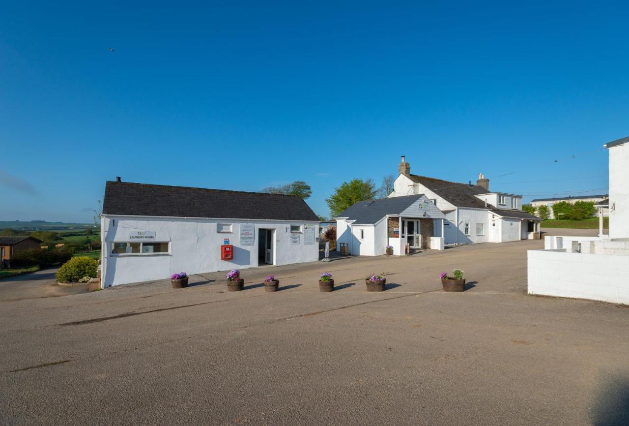 Beautiful Willow Lodge 67-4-6 Persons-Private Hot Tub-Pet Friendly-Tranquil Holiday Away From It All Yet Not Far To St Austell-The Holiday Home Has Two Bedrooms, Living & Dining Area, Equipped Kitchen -Decking-Al Fresco Dining-Fishing Lakes-Pet Frien Grampound Luaran gambar