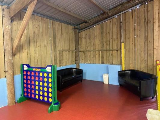Beautiful Willow Lodge 67-4-6 Persons-Private Hot Tub-Pet Friendly-Tranquil Holiday Away From It All Yet Not Far To St Austell-The Holiday Home Has Two Bedrooms, Living & Dining Area, Equipped Kitchen -Decking-Al Fresco Dining-Fishing Lakes-Pet Frien Grampound Luaran gambar