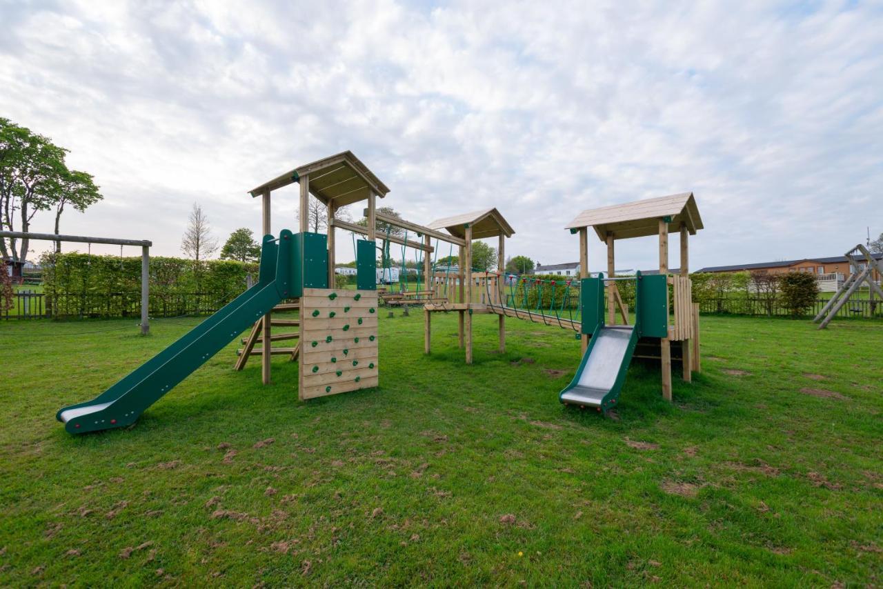 Beautiful Willow Lodge 67-4-6 Persons-Private Hot Tub-Pet Friendly-Tranquil Holiday Away From It All Yet Not Far To St Austell-The Holiday Home Has Two Bedrooms, Living & Dining Area, Equipped Kitchen -Decking-Al Fresco Dining-Fishing Lakes-Pet Frien Grampound Luaran gambar
